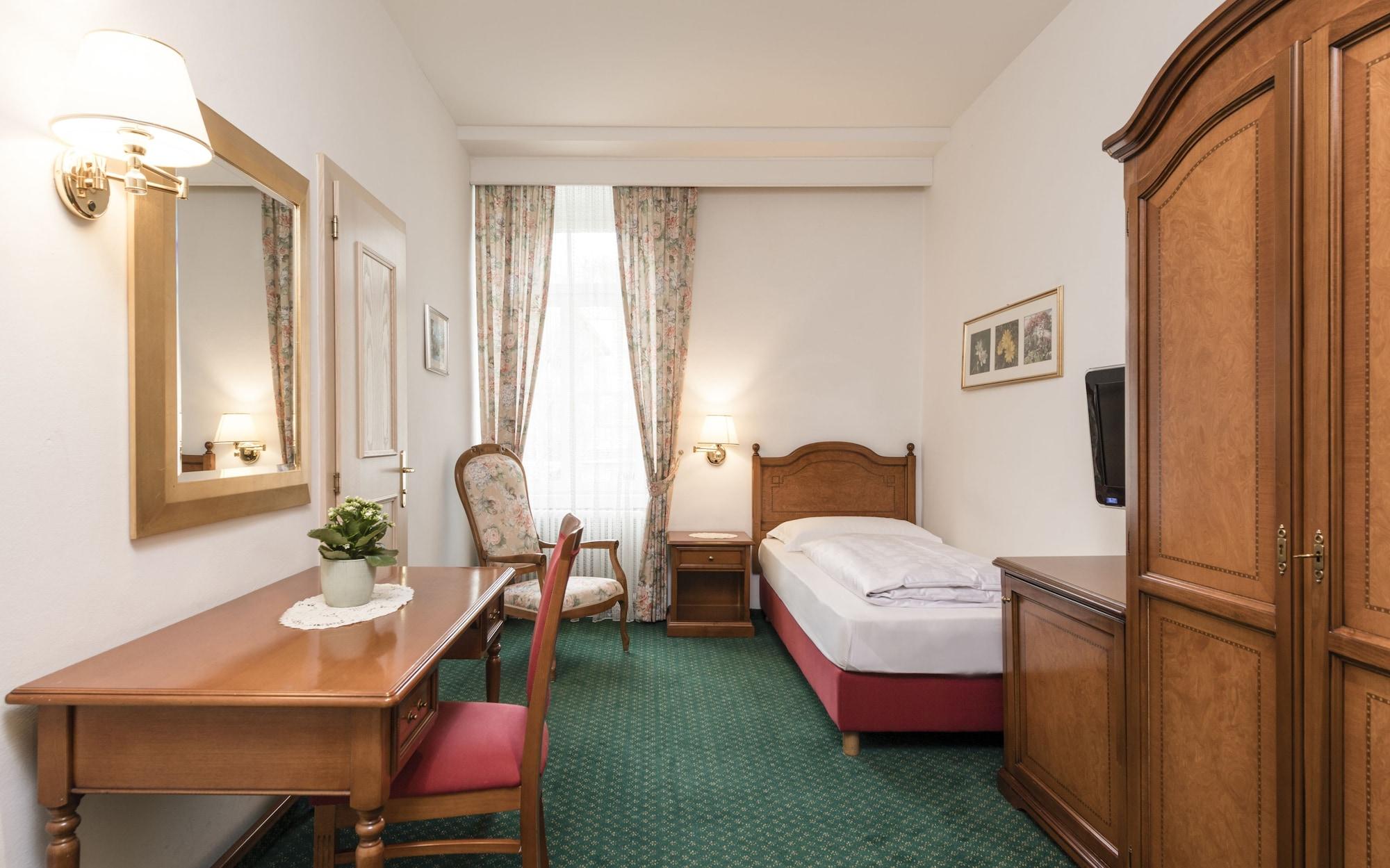 Hotel Gruener Baum Bressanone Esterno foto