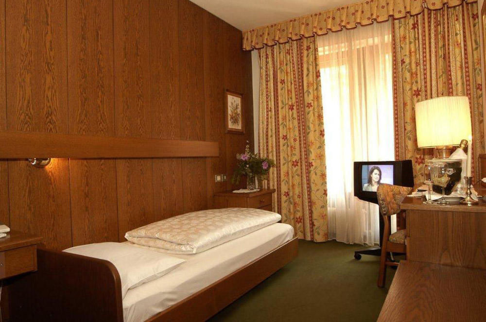 Hotel Gruener Baum Bressanone Esterno foto